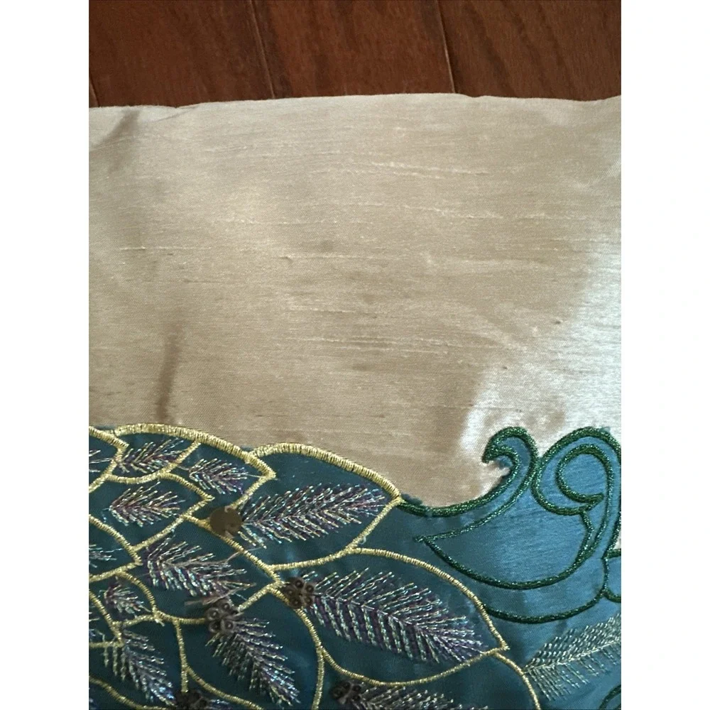 Thro Mario Lopez Peacock Lumbar 9